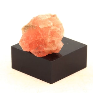 Fluorite mineral. 18.60 carats. Mont-Blanc massif, (Aiguille Verte), Chamonix, Haute-Savoie, Auvergne-Rhône-Alpes, France