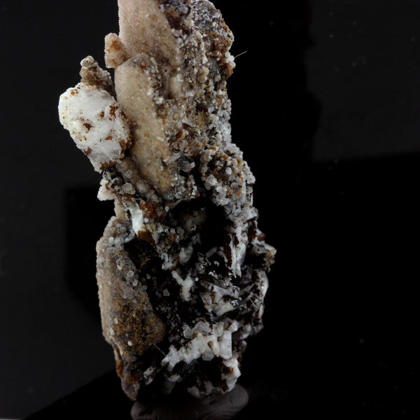 Phillipsite pseudomorphosed after Serandite, Genthelvite, Gaidonnayite, Quebec, Canada