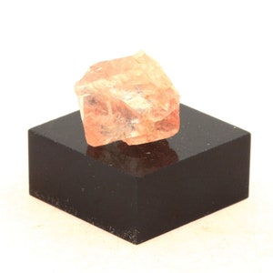 Stones, mineralsFluorite mineral. 6.93 carats. Mont-Blanc massif, (Aiguille Verte), Chamonix, Haute-Savoie, Auvergne-Rhône-Alpes, France