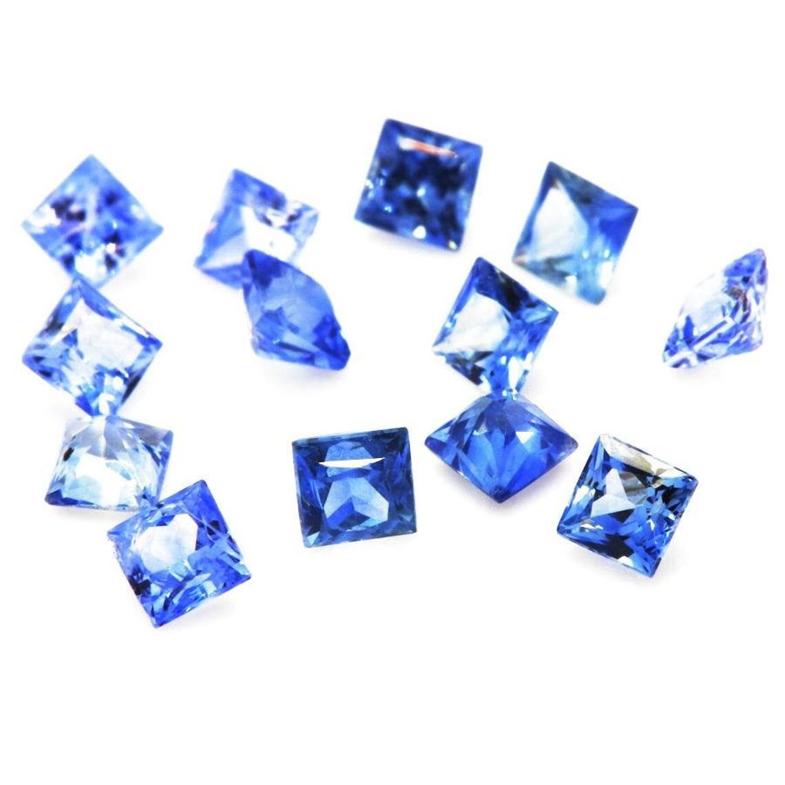 Collection Abijoux Saphir Bleu. If-Vs. Carré . | Vendu à L'unité . 2, 0 mm. en Provenance de Ceylan,