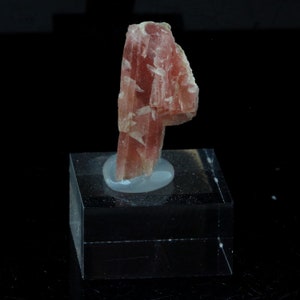 Fluorite mineral. 39.51 carats. Mont-Blanc massif, (Aiguille Verte), Chamonix, Haute-Savoie, Auvergne-Rhône-Alpes, France