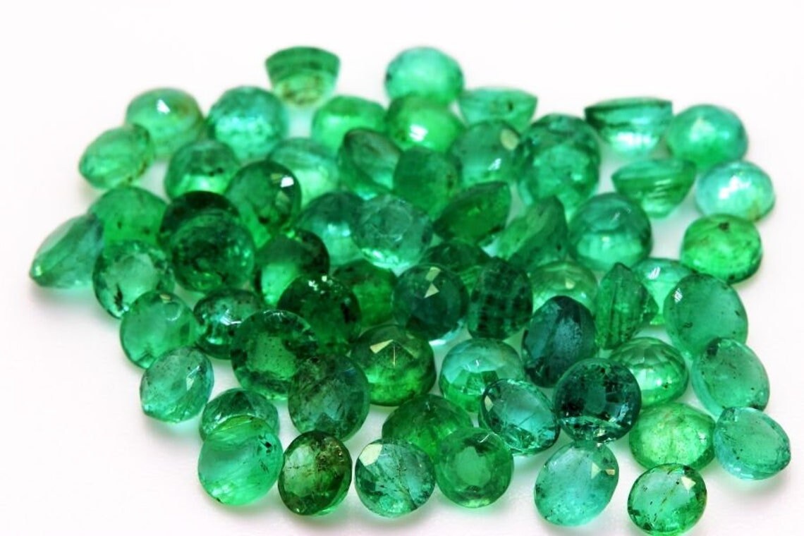 Collection Abijoux Emeraude, en Provenance de Colombie. 0.17 Carats. 3, 2 - 3, 5 mm . Rond. | Vendu