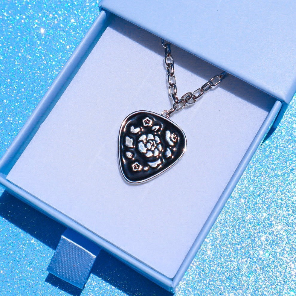 KPOP Guitar Pick Amygdala Necklace - Etsy