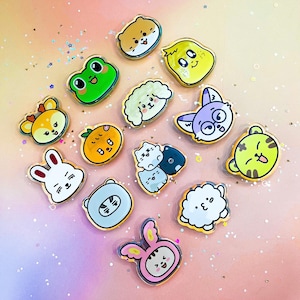 Puede incluir: Un conjunto de 12 pines de animales de dibujos animados coloridos. Los pines presentan una variedad de animales, incluyendo una rana, un gato, un conejo, un perro, un zorro, un panda, una ardilla, un pez, un pájaro, una tortuga, una mariposa y una mariquita. Los pines están hechos de metal y tienen un acabado brillante.