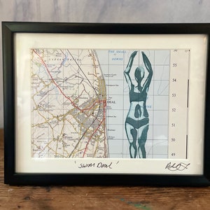 Swim Deal - œuvre d’art de natation sauvage - coupe originale à la main imprimée à la main Lino coupé sur une carte de Deal Kent - cadeau parfait pour nageur