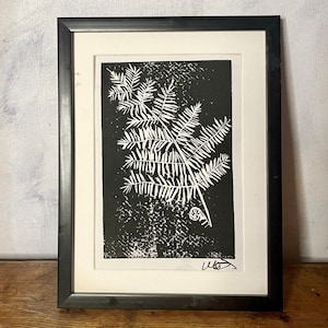 Fern Impressão original assinada - cortada à mão, impressa à mão Linocut Artwork - emoldurada A5 - samambaia botânica