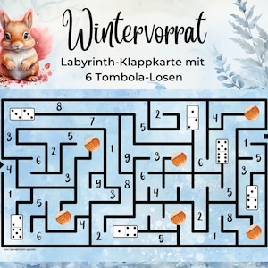 Könnte beinhalten: Ein schwarz-weißes Labyrinth mit Zahlen und Dominosteinen. Das Labyrinth befindet sich auf einem blauen Hintergrund mit weißem Rand. Der Titel "Wintervorrat Labyrinth-Klappkarte mit 6 Tombola-Losen" befindet sich oben im Bild.