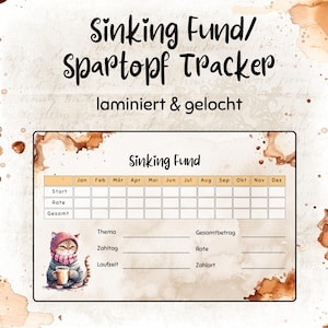Könnte beinhalten: Ein laminierter und gelochter Sinking Fund/Spartopf Tracker mit beigem Aquarellhintergrund und kaffeeähnlichen Flecken. Das Dokument enthält eine Monatstabelle, Felder für Finanzdaten und die Illustration einer Katze mit Mütze.
