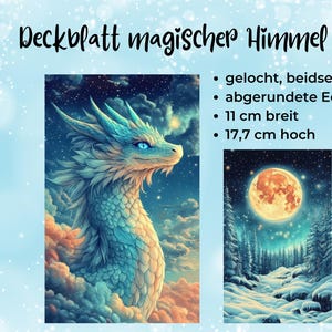 Könnte beinhalten: Ein Fantasy-Print mit dem Text "Deckblatt magischer Himmel". Das Bild zeigt einen blauen Drachen und eine Winterlandschaft mit Vollmond. Der Druck ist 11 cm breit und 17,7 cm hoch.