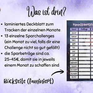 Puede incluir: Un rastreador de ahorro morado y blanco con el texto "Was ist drin?" y una lista de caracter&iacute;sticas. Incluye una cubierta laminada, 13 desaf&iacute;os de ahorro individuales y cantidades de ahorro de aproximadamente 25-45 euros. Una ilustraci&oacute;n de bruja est&aacute; en la esquina superior izquierda.