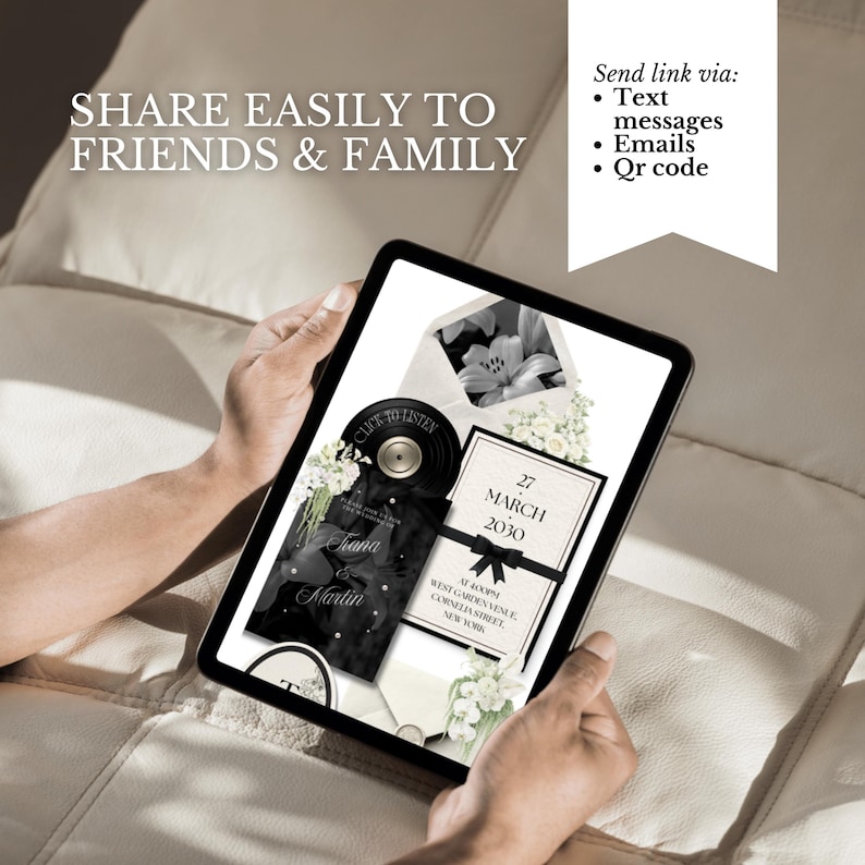 K&ouml;nnte beinhalten: Ein digitales Tablet zeigt eine Hochzeitseinladung mit einer schwarzen Schallplattengrafik, wei&szlig;en Blumenakzenten und dem Text 27 MARCH 2030. Der Bildschirm enth&auml;lt den Text SHARE EASILY TO FRIENDS & FAMILY und Send link via: Text messages, Emails, Qr code.