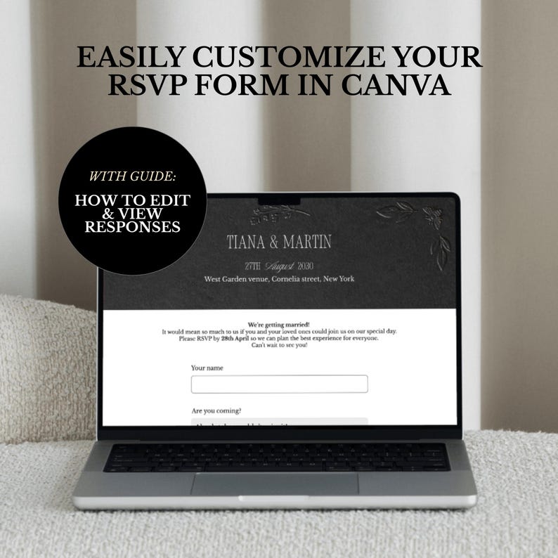 K&ouml;nnte beinhalten: Ein Laptop-Bildschirm zeigt eine anpassbare RSVP-Formularvorlage f&uuml;r eine Hochzeit mit den Namen Tiana & Martin. Der Text dar&uuml;ber lautet EASILY CUSTOMIZE YOUR RSVP FORM IN CANVA und ein schwarzes Kreis-Abzeichen zeigt WITH GUIDE: HOW TO EDIT & VIEW RESPONSES.