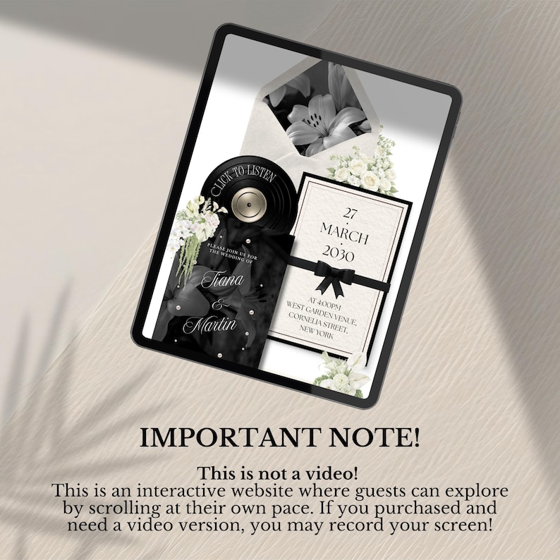 K&ouml;nnte beinhalten: Ein digitales Tablet zeigt eine interaktive Hochzeitseinladung mit einer schwarzen Schallplattengrafik, wei&szlig;en Blumenarrangements und dem Text 27 MARCH 2030, Tiana & Martin sowie West Garden Venue, Cornelia Street, New York, mit einem schwarzen Band.