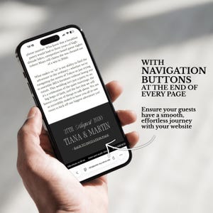 K&ouml;nnte beinhalten: Ein Smartphone zeigt eine digitale Hochzeits-Einladungs-Website mit dem Text 27th August 2030 Tiana & Martin und einem Button back to invitation page. Der Bildschirm zeigt Textabs&auml;tze und Navigationssteuerelemente am unteren Rand.