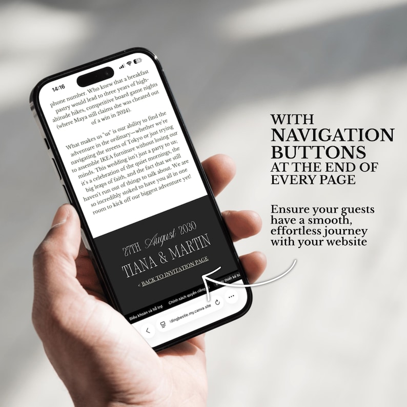 K&ouml;nnte beinhalten: Ein Smartphone zeigt eine digitale Hochzeits-Einladungs-Website mit dem Text 27th August 2030 Tiana & Martin und einem Button back to invitation page. Der Bildschirm zeigt Textabs&auml;tze und Navigationssteuerelemente am unteren Rand.