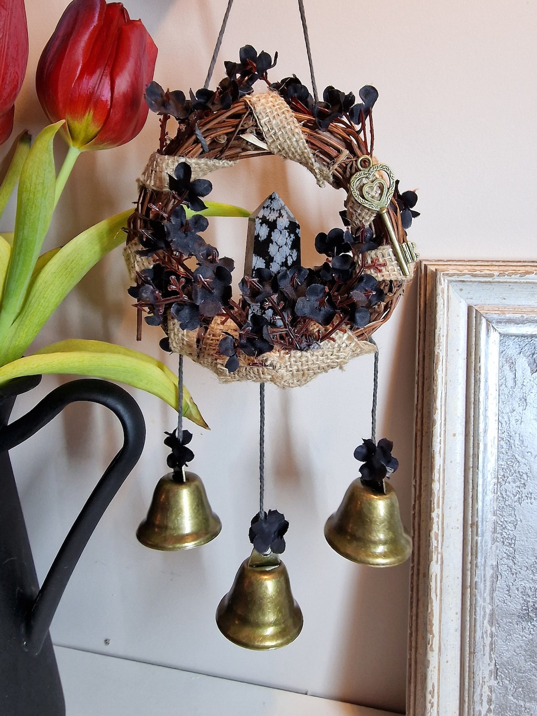 NEMMXUB Halloween Hexenkranz - 35cm Türkranz Mit Hexenhut & Beinen Für Haustür, Garten & Wanddeko