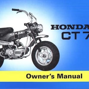 Op de afbeelding: Een blauwe Honda CT 70 gebruikershandleiding met een zwarte en zilveren minimotorfiets op de omslag. De tekst HONDA CT 70 staat in grote zwarte letters aan de rechterkant, met de woorden Owner's Manual op een gele horizontale balk.
