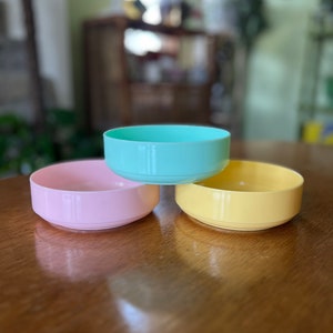 Set of 3 Vintage Stacking Melamine Pastel Colored Bowls
