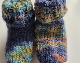 Baby socks hand-knitted with Regia sock wool, available in multiple sizes and colors.