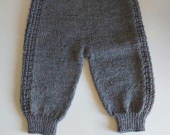 Baby pants with socks, knitted with wonderfully warm soft baby merino wool. Size 0-3 months (hip width 40cm. Length 34cm.)