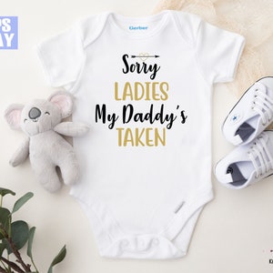 Przepraszam Panie Mój Tata Jest Zajęty Onesie® - Uroczy Spersonalizowany Onesie® - Uroczy Onesie® - Zabawny Onesie® Prezent od Taty