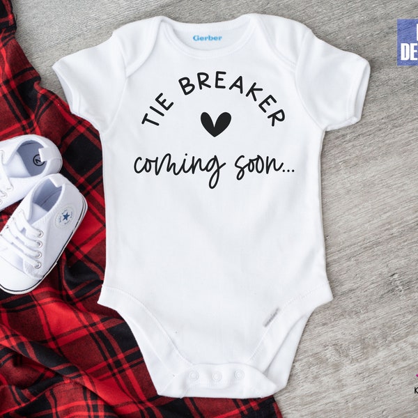 Tie Breaker Coming Soon Onesie® ou Shirt - Cute Custom Onesie® - Unisexe Onesie® - Cute Baby Bodysuit - Annonce de grossesse Onesie®