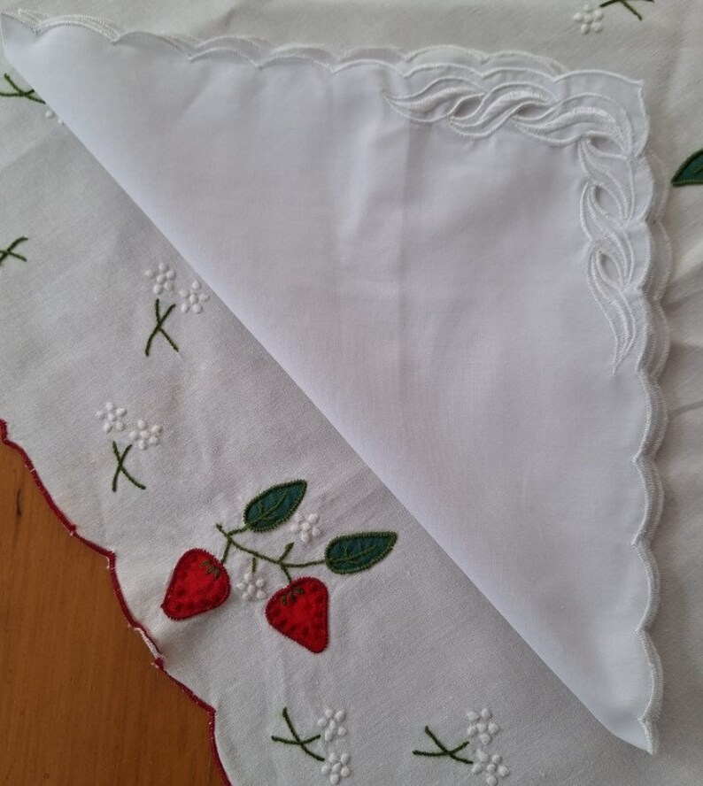 Beautiful Embroidered Tablecloth Tablerunner With 4 Napkins Fine