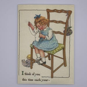 Nähen Geburtstagskarte. Vintage Style Geburtstagskarte für Näherin. Nettes kleines nähendes Mädchen. Retro Geburtstagskarte. 18x13cm. Hergestellt in Großbritannien.
