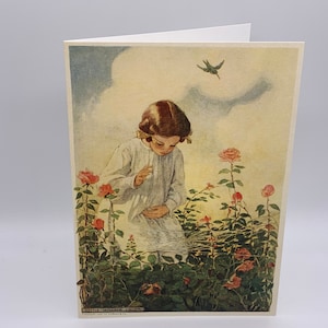 Dans la carte Les roses. Carte Jessie Willcox Smith. Petite fille parmi les roses regardant une toile d'araignée. 7 x 5 pouces. Fabriqué au Royaume-Uni.