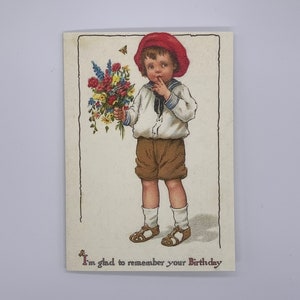 Ouderwetse verjaardagskaart. Nostalgische kinderverjaardagskaart van kleine jongen met rode baret, matrozentop en bloemen. 7 x 5 inch.