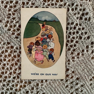 Carte postale antique pour enfants mignons. « Nous sommes en route ». Série « Happy Kiddies » de cartes postales Inter-Art de 1912. Timbre demi-penny vert George V. PC146
