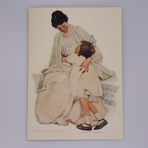 Jessie Willcox Smith-kaart: 'Thuis'. Moeder en dochter vintage kaart. Moeder en meisje in witte jurken. 7 x 5 inch. Gemaakt in het Verenigd Koninkrijk.