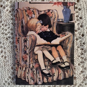 Jessie Willcox Smith-kaart | 'Samen lezen' | Vintage kunstkaart met twee meisjes die samen een boek lezen | 7 x 5 inch | Gemaakt in het Verenigd Koninkrijk