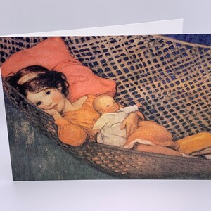 Carte Jessie Willcox Smith.  Petite fille avec sa poupée « Se détendre dans le hamac ».    Nouvelle carte d'art nostalgique imprimée des années 1920