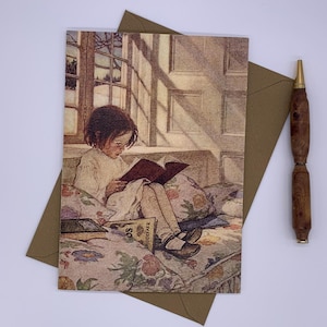 Jessie Willcox Smith Karte. 'Bilderbücher im Winter'. Kunst Postkarte im Vintage Stil mit Lesung am Fenster. 18x13cm. Hergestellt in Großbritannien.