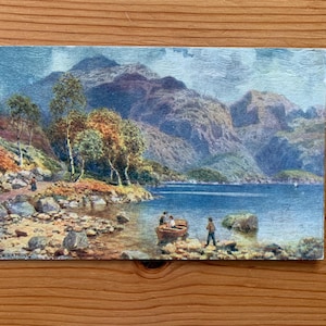 Carte postale ancienne du Loch Katrine. Carte postale écossaise de Raphael Tuck Oilette. « Le pays de la montagne et du déluge ». H W Wimbush. Carte postale Trossachs