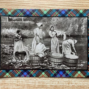 Une lessive des Highlands. Carte postale écossaise antique. Carte postale sépia représentant des filles lavant des vêtements au bord de la rivière. Affranchissement de Musselburgh 1910. PC198