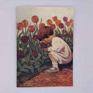 Jessie Willcox Smith-kaart. 'Tulpen ruiken'. Vintage kunstkaart van een klein kind dat aan de tulpen snuift. 7 x 5 inch. Gemaakt in het Verenigd Koninkrijk.