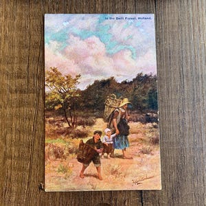 Carte postale hollandaise antique. Dans la forêt de Delft en Hollande. Mère et enfants néerlandais. Carte postale d'art néerlandaise. Max Ettlinger & Co. PC295.