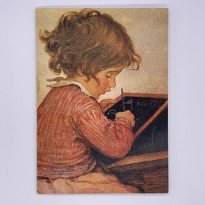 Schrijven van een klein meisje. Jessie Willcox Smith-kaart. Een klein meisje schrijft brieven op het bord. Retro kunstkaart. Kaart in vintage-stijl. 7 x 5 inch.