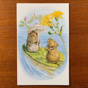 Zomer aan het meer. Vintage Racey Helpt-briefkaart. Watermuizen op blad. Leuke woelmuizen briefkaart. De Medici Society c1970. Post ongebruikt. PC235