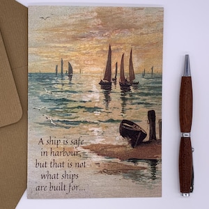 Ein Schiff liegt sicher im Hafen. Maritime Spruchkarte. Maritime Kunstkarte. Ein Schiff im Hafen ist sicher. Motivierende Zitat Karte. 18x13cm.