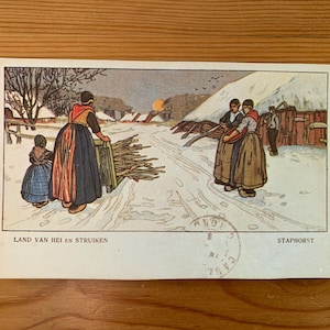 Carte postale hollandaise antique d'hiver. Terrain Van Hei En Strucken.  Dames néerlandaises en costume traditionnel dans la neige. Staphorst. Vers 1900. Postkaart. PC202