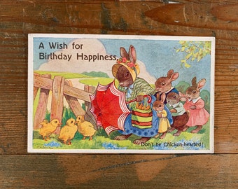 Carte postale d’anniversaire vintage des années 1930 - Enid Blyton Illustrator E.H. Davie - N'ayez pas le cœur de poule ! - Lapin et poussins d'anniversaire vintage