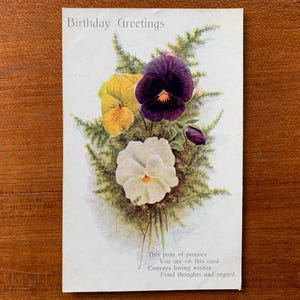 Antike Geburtstags-Postkarte c1920. Handgeschrieben von ihrem Vater. Weiße, gelbe und violette Stiefmütterchen. Raphael Tuck und Söhne 1868.PC232