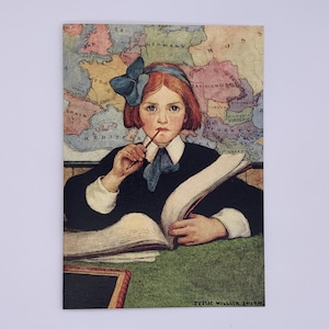 Jessie Willcox Smith-kaart: 'Op school'. Vintage kaart van schoolmeisje in de klas. Retro schoolkaart. Vintage schooldagen. Gemaakt in het Verenigd Koninkrijk