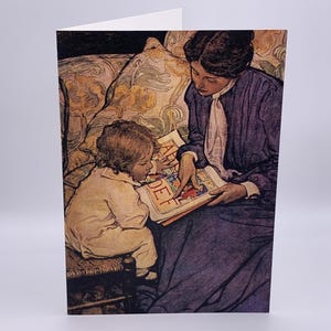 Jessie Willcox Smith-kaart. 'De eerste les'. Vintage kunstkaart van moeder en kind die samen een boek lezen. 7 x 5 inch. Gemaakt in het Verenigd Koninkrijk.