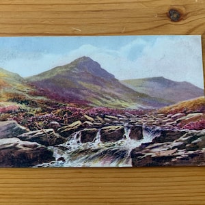 Carte postale ancienne du Devon. Purple Heather, collines et cascade dans le Devon. G H JENKINS Artiste JNR. Raphael Tuck & Sons c1918. PC281
