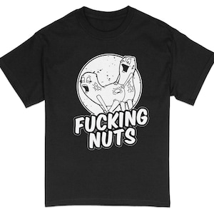 Camiseta unissex com desenhos animados, camiseta engraçada com personagens de nozes, camisa gráfica casual, top com slogan inovador, design peculiar de nozes, presente para amigo