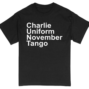 Camiseta gráfica masculina Charlie Uniforme Novembro Tango, camisa com alfabeto militar, camiseta preta casual, design de tipografia exclusivo